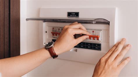 what causes circuit breakers to trip